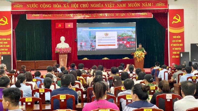 Lực lượng chức năng hướng dẫn cơ sở khai báo, cập nhật thông tin của cơ sở thuộc diện quản lý về phòng cháy, chữa cháy và cứu nạn, cứu hộ. (Nguồn: Công an thành phố Hà Nội)