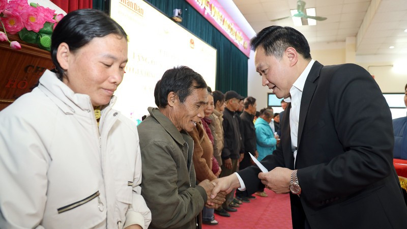 Đồng chí Phan Văn Hùng, Phó Tổng Biên tập Báo Nhân Dân, Chủ tịch Quỹ Hạt giống Việt tặng quà Tết hộ gia đình chính sách tại xã Tân Trào.