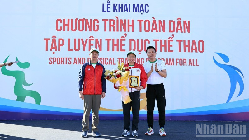 Ban tổ chức trao hoa và kỷ niệm chương tặng địa phương đăng cai Chương trình “toàn dân tập luyện thể dục thể thao năm 2025”.