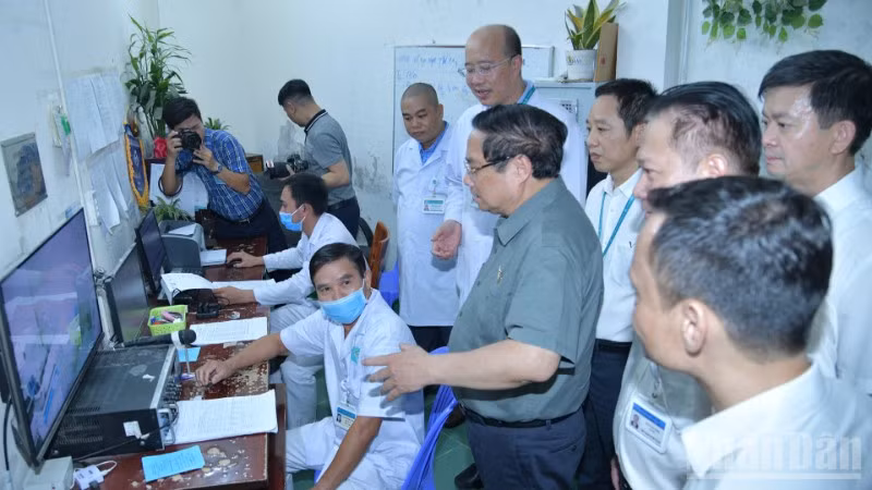 Thủ tướng Phạm Minh Chính thăm phòng máy xạ trị Cobalt của Bệnh viện Ung bướu thành phố Cần Thơ. (Ảnh: Thanh Giang)