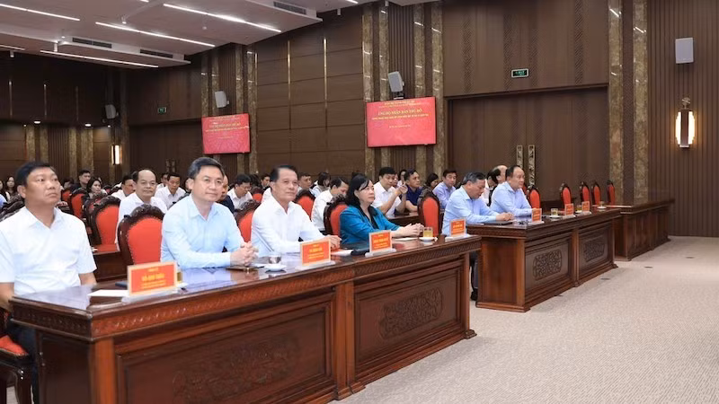 Các đại biểu tham gia quyên góp.