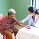 Bác sĩ Bệnh viện Chợ Rẫy-Phnom Penh khám chữa bệnh cho người dân. (Ảnh: HUY VŨ)