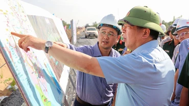 Bộ trưởng Xây dựng Trần Hồng Minh trực tiếp kiểm tra công trình thi công cao tốc bắc-nam, phía đông đoạn khu vực Đồng bằng Sông Cửu Long vẫn còn tình trạng thiếu vật liệu xây dựng cần có những giải pháp quyết liệt.