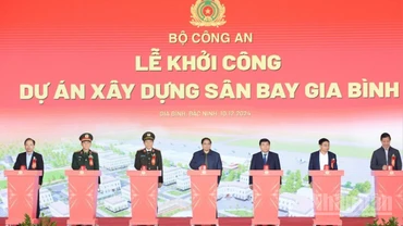 Thủ tướng Phạm Minh Chính và các đồng chí lãnh đạo thực hiện nghi thức khởi công Dự án xây dựng Sân bay Gia Bình ngày 10/12/2024. (Ảnh: Báo Nhân Dân) 