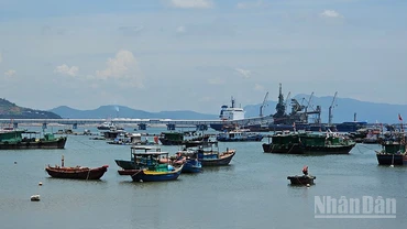 Tàu thuyền trên vùng biển Nghi Sơn, tỉnh Thanh Hóa.