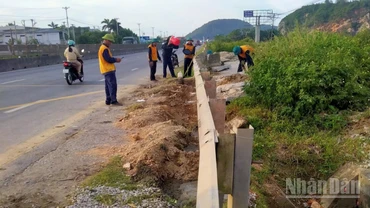 Công nhân đường sắt Thanh Hóa thực hiện đóng lối đi tự mở nhằm bảo vệ an toàn giao thông đường sắt. 