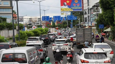 Lượng xe di chuyển ra hướng khu vực sân Tân Sơn Nhất và hướng đi các tỉnh miền tây tăng đột biến.