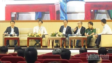 Các chuyên gia tham gia tọa đàm tại hội thảo.