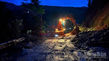 Công việc cứu hộ, thông đường được thực hiện xuyên đêm nhằm sớm nhất đưa giao thông trở lại bình thường.