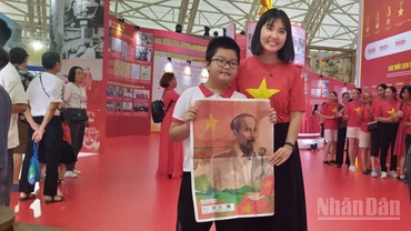Chị Nguyễn Thị Hồng Nhung và con trai hiện đang sinh sống tại Sơn Tây (Hà Nội),chia sẻ, chị và cảm thấy rất may mắn khi tới tham quan triển lãm lần này rất ý nghĩa lại may mắn được tặng số phụ san của Báo Nhân Dân. "Gia đình chị khi biết Báo Nhân sẽ tặng phụ san nhân kỷ niệm 80 năm Quốc khánh đều hy vọng sẽ được sở hữu, nay các cháu nhà đã được cầm trên tay nên cảm thấy rất biết ơn", chị Nhung cho biết.