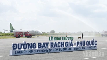 Hiện hệ thống Cảng hàng không Rạch Giá bao gồm đường băng dài 1.500m, rộng 30m; đường lăn nối 49,28m x 15m; sân đỗ máy bay 165,7m x 87,6m nên chỉ có thể tiếp nhận được máy bay có công suất nhỏ.