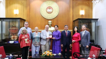 Phó Chủ tịch Ủy ban Trung ương Mặt trận Tổ quốc Việt Nam Hà Thị Nga, Bí thư Đảng Cộng sản Anh Robert Griffiths (lần lượt thứ 4 và 5 từ phải sang) cùng đại diện các đơn vị, tổ chức liên quan tại buổi làm việc.