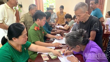 Nhân dân phường Hàm Rồng, tỉnh Thanh Hóa nhận quà "Tết Độc lập".