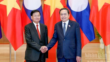 Chủ tịch Quốc hội Trần Thanh Mẫn và Tổng Bí thư, Chủ tịch nước Lào Thongloun Sisoulith.