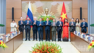 Chủ tịch Quốc hội Trần Thanh Mẫn và Phó Chủ tịch thứ nhất Hội đồng Liên bang Nga cùng đại biểu hai nước tại buổi tiếp. (Ảnh: DUY LINH)