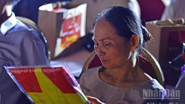 Đại diện gia đình các liệt sĩ nhận di ảnh tại chương trình.