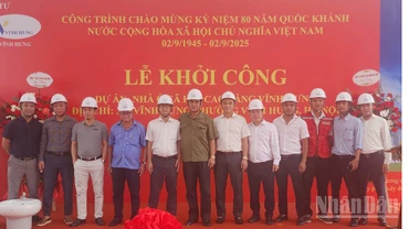 Đại diện Ủy ban nhân dân thành phố Hà Nội và chủ đầu tư dự án tại lễ khởi công.