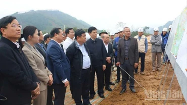 Phó Thủ tướng Chính phủ Nguyễn Chí Dũng trực tiếp kiểm tra hiện trường dự án cao tốc bắc-nam. (Ảnh: Báo Nhân Dân)