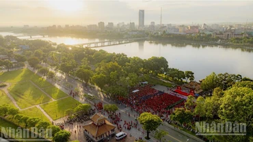 [Ảnh] Cùng Việt Nam tiến bước, người dân Huế tham gia đông hơn dự kiến 
