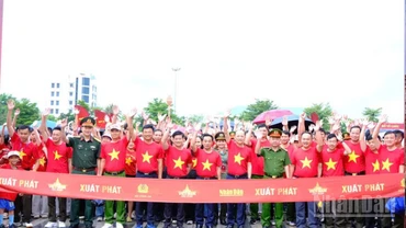 Các đồng chí lãnh đạo tỉnh Hà Tĩnh cùng tham gia Chương trình “Cùng Việt Nam tiến bước” với đông đảo các tầng lớp nhân dân tại Quảng trường Thành Sen.