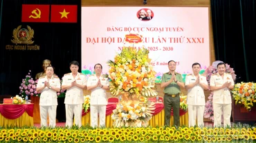 Thượng tướng Phạm Thế Tùng, Ủy viên Ban Thường vụ Đảng ủy Công an Trung ương, Thứ trưởng Công an tặng hoa chúc mừng Đại hội. (Ảnh: PHẠM CƯỜNG)