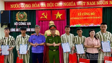 Đại diện Viện Kiểm sát, Công an, Mặt trận Tổ quốc tỉnh Thanh Hóa trao quyết định đặc xá, quà cho các cá nhân.