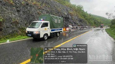 Các lực lượng chức năng tỉnh Hòa Bình phối hợp điều tiết giao thông tại những vị trí giao thông đang có dấu hiệu sạt trượt ta-luy.