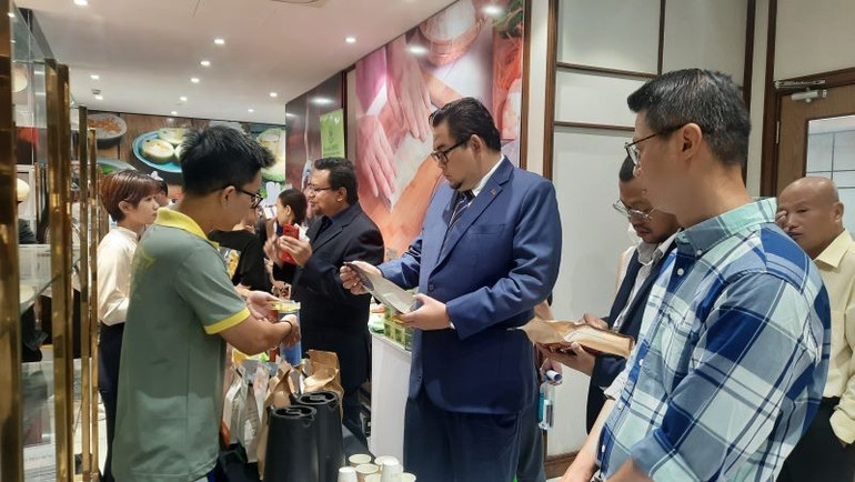 Người tiêu dùng tham quan các sản phẩm thân thiện với môi trường được trưng bày tại Trung tâm Xúc tiến Thương mại và Đầu tư Thành phố Hồ Chí Minh. xanh-3.jpg