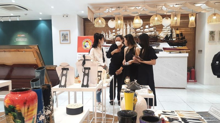 Khách tham quan sản phẩm doanh nghiệp Thành phố Hồ Chí Minh trưng bày tại Showroom Trung tâm Xúc tiến Thương mại và Đầu tư Thành phố Hồ Chí Minh. 22-6186.jpg