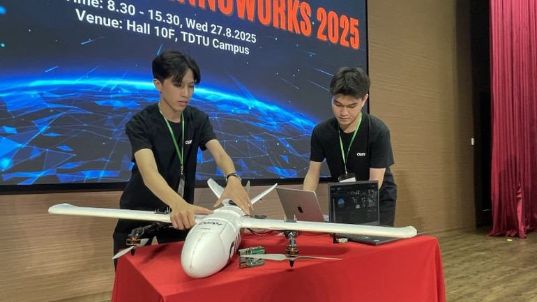 Sản phẩm của nhóm thuyết trình tại cuộc thi Phát triển Ứng dụng AIoT Developer InnoWorks 2025. anh-3.jpg