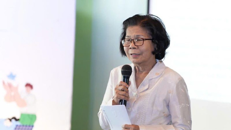Bà Vũ Kim Hạnh, Chủ tịch Hội Doanh nghiệp hàng Việt Nam chất lượng cao giới thiệu về diễn đàn. xanh-1.jpg
