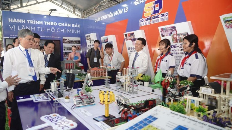 លោក Nguyen Van Hieu ប្រធាននាយកដ្ឋានអប់រំ និងបណ្តុះបណ្តាលទីក្រុងហូជីមិញ (ឆ្វេង) ទស្សនាស្តង់តាំងពិពណ៌។ anh-22.jpg