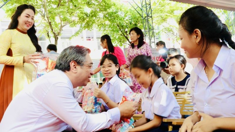 Đồng chí Nguyễn Phước Lộc, Chủ tịch Ủy ban Mặt trận Tổ quốc Việt Nam Thành phố Hồ Chí Minh tặng quà cho học sinh tại Trung tâm hỗ trợ phát triển giáo dục hòa nhập Bình Chánh. kg-2.jpg
