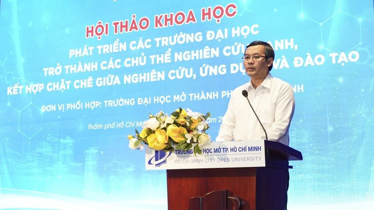 Thứ trưởng Giáo dục và Đào tạo Nguyễn Văn Phúc phát biểu tại hội thảo. 111.jpg
