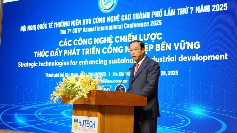 Dl. Nguyen Van Tho, vicepreședinte permanent al Comitetului Popular din orașul Ho Și Min, a vorbit la conferință. shtp-7.jpg