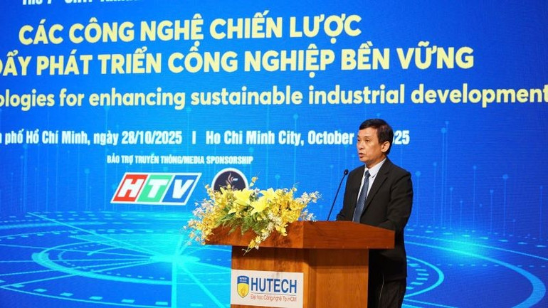 Profesorul Dr. Nguyen Ky Phung, șeful Consiliului de Administrație al Parcului de Înaltă Tehnologie din orașul Ho Chi Minh, a vorbit la conferință. shtp-6.jpg