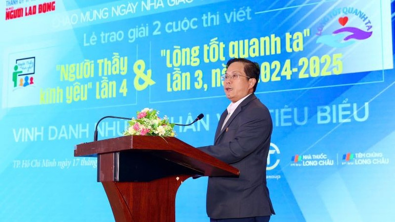 អ្នកសារព័ត៌មាន លោកបណ្ឌិត To Dinh Tuan និពន្ធនាយកនៃកាសែត Nguoi Lao Dong ថ្លែងក្នុងពិធីប្រគល់រង្វាន់។ anh-11.jpg