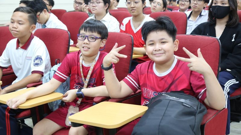 Học sinh tham gia lớp bồi dưỡng. ai-2.jpg