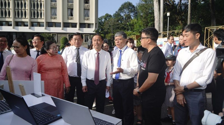 ថ្នាក់ដឹកនាំទីក្រុងហូជីមិញទៅទស្សនាស្តង់នានានៅឯពិព័រណ៍។ anh-33.jpg