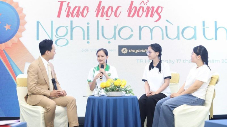 Các tân sinh viên nhận học bổng “Nghị lực mùa thi” nói về cảm xúc khi được tiếp sức đến trường. hocbong-2.jpg