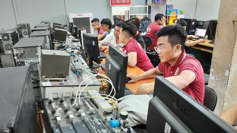 Treinamento em eletrônica na Faculdade de Tecnologia II, Cidade de Ho Chi Minh. 11.jpg