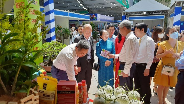 Nông dân Thành phố Hồ Chí Minh trưng bày các sản phẩm nông nghiệp công nghệ cao. (Ảnh: CAO TÂN) ngheo-5.jpg