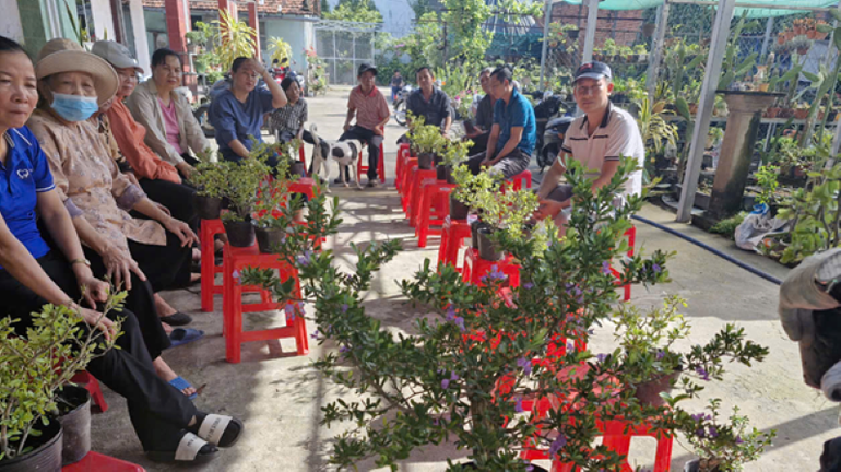 Nông dân phường Tam Bình, Thành phố Hồ Chí Minh tham dự lớp đào tạo “Kỹ thuật tạo dáng bonsai và chăm sóc bonsai ứng dụng công nghệ cao”. (Ảnh: CTV) ngheo-2.png