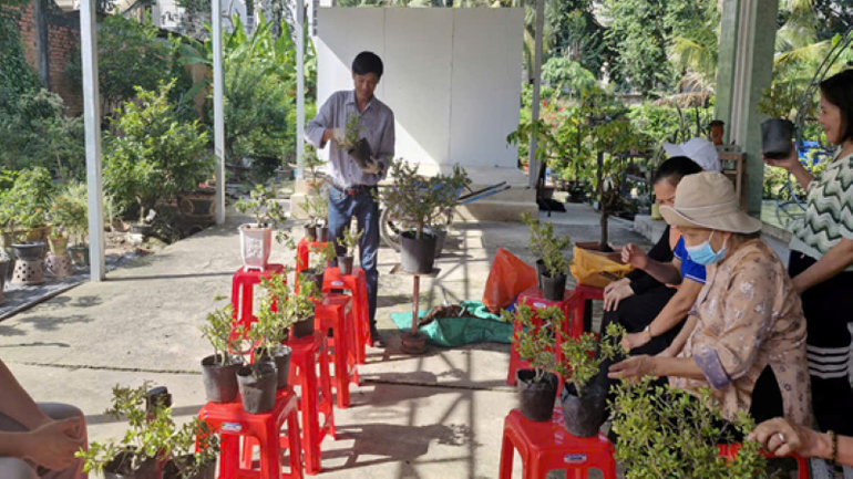 Tổ chức lớp đào tạo “Kỹ thuật tạo dáng bonsai và chăm sóc bonsai ứng dụng công nghệ cao” cho nông dân. (Ảnh: CTV) ngheo-1.png