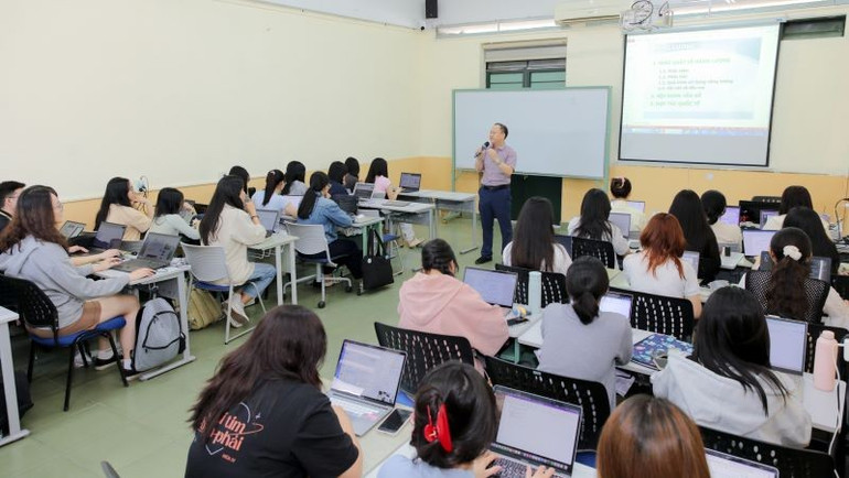 ホーチミン市国家大学社会科学・人文科学部の学生の勉強時間。 sinhvien-2.jpg