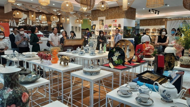 Nhà đầu tư nước ngoài tìm hiểu các sản phẩm gốm sứ của doanh nghiệp Thành phố Hồ Chí Minh. xk-2.jpg