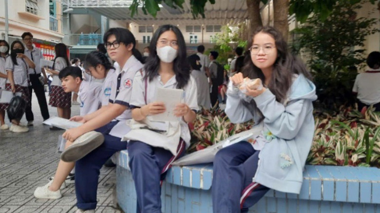Thí sinh tranh thủ ăn sáng trước khi bước vào phòng thi. 11-6538-7051.jpg