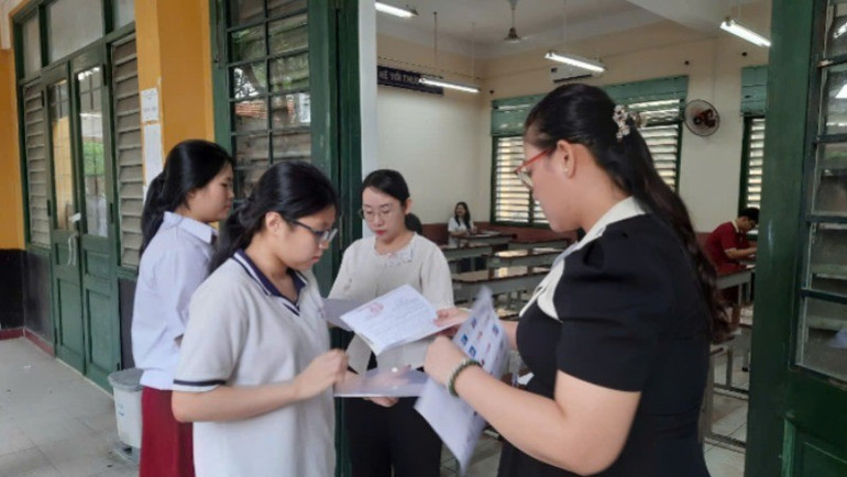 Thí sinh làm thủ tục tại phòng thi. 13-5100.jpg