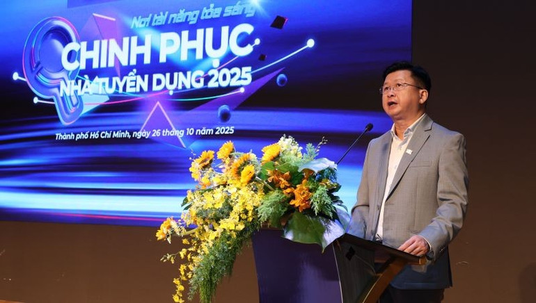 Dr. Dinh Cong Khai, Vizepräsident der Ho Chi Minh City University of Economics, hielt eine Rede bei der Finalrunde des Wettbewerbs „Conquering Employers 2025“ ueh-1.jpg