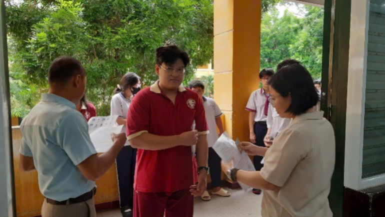Thí sinh làm thủ tục vào phòng thi. 5-9763.jpg